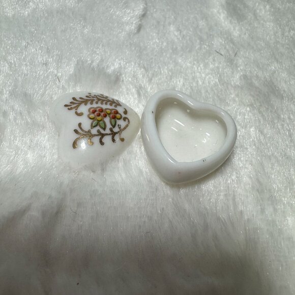 MiniatureVintage Heart-Shaped Ceramic Trinket Box With Gold Red Floral Design - Picture 5 of 8